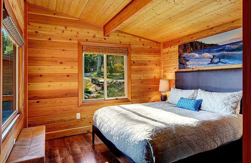 Guest bedroom at Snug Harbor Marina Resort.