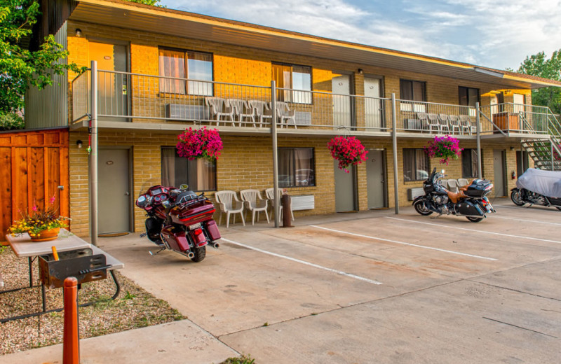 Exterior view of Moab Rustic Inn.
