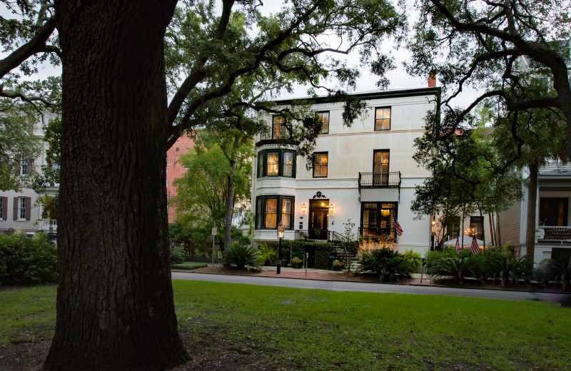 Exterior view of Ballastone Inn.