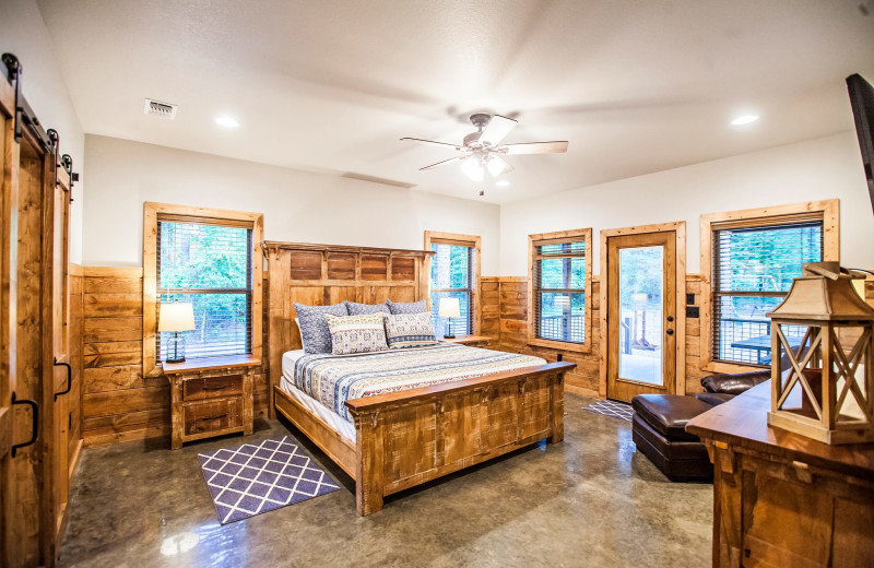 Cabin bedroom at Blue Beaver Luxury Cabins.
