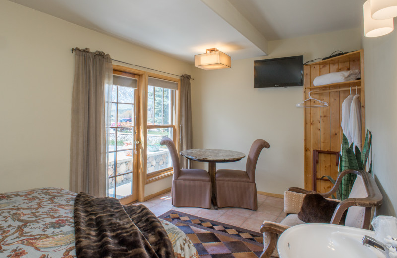 Guest room at Twin Lakes Roadlodge.