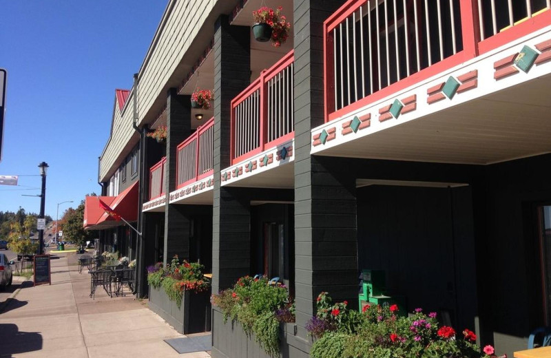 Exterior view of Harbor Inn.