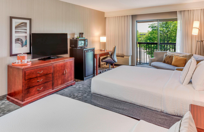 Guest room at Courtyard Cranbury South Brunswick.