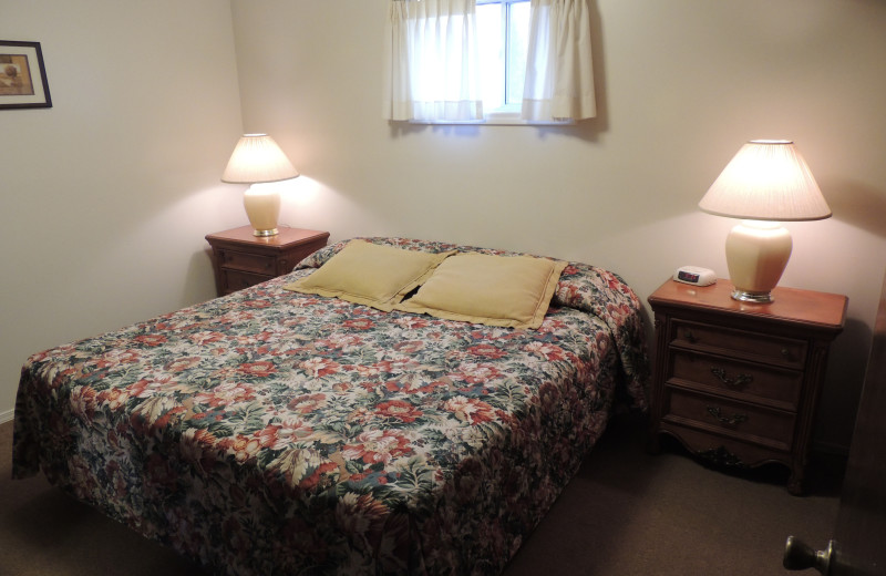 Bedroom at Timber Glen cottage at Tribesman Resort.