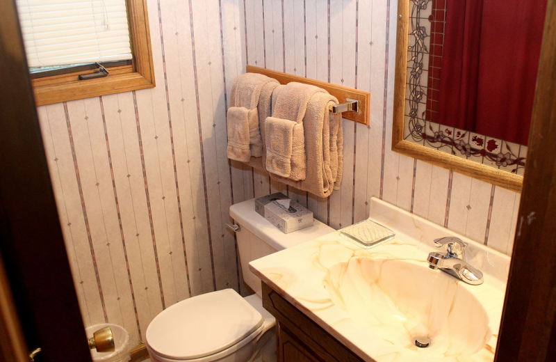 Suite bathroom at Sunnyside Knoll Resort.