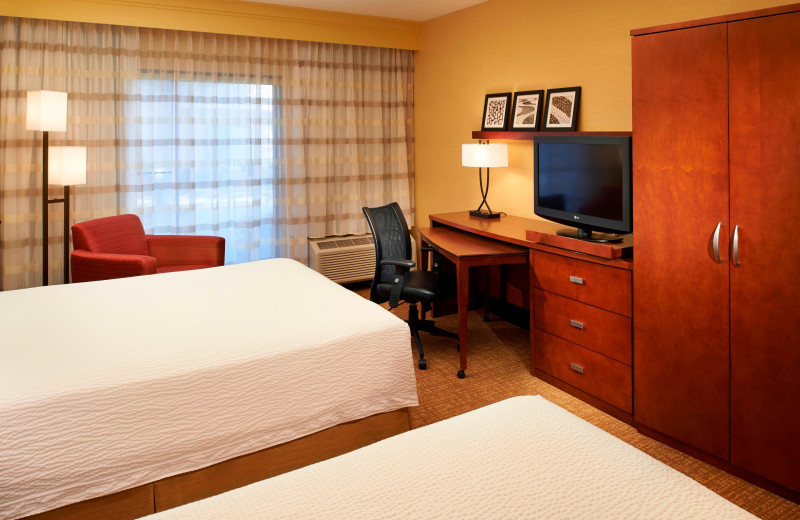 Guest room at Courtyard by Marriott Detroit Auburn Hills.