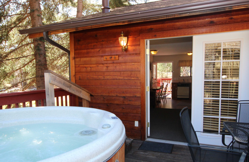 Guest hot tub at Streamside on Fall River.