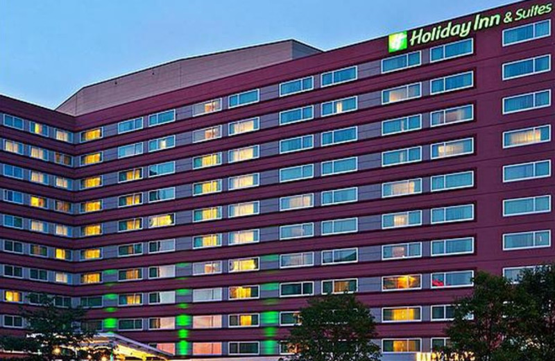 Exterior View of Holiday Inn and Suites Chicago O'Hare Rosemont Hotel