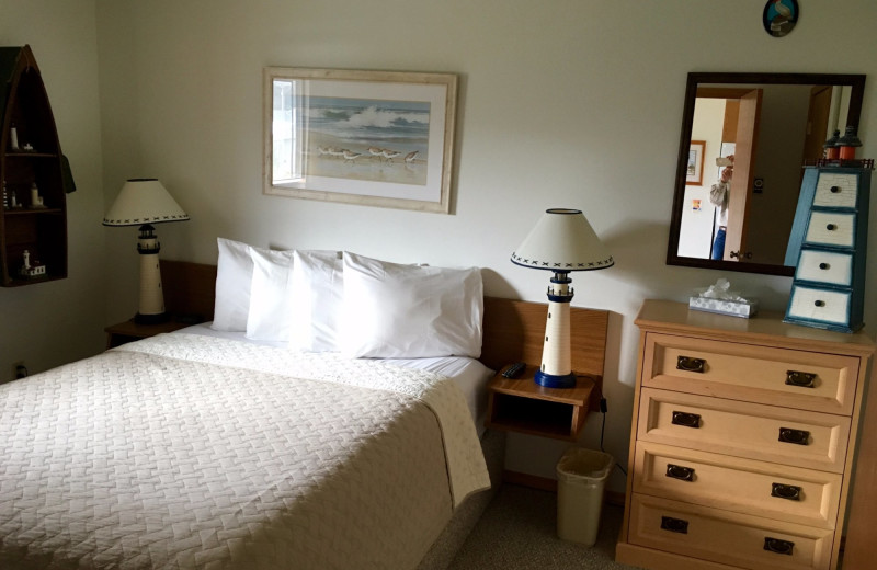 Guest bedroom at Hi-Tide Ocean Beach Resort.