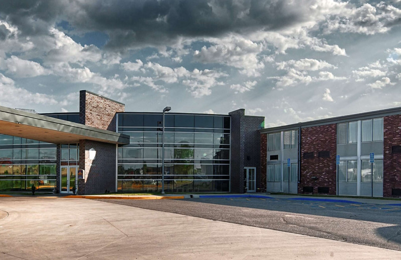 Exterior view of Country Inn & Suites - Fergus Falls.