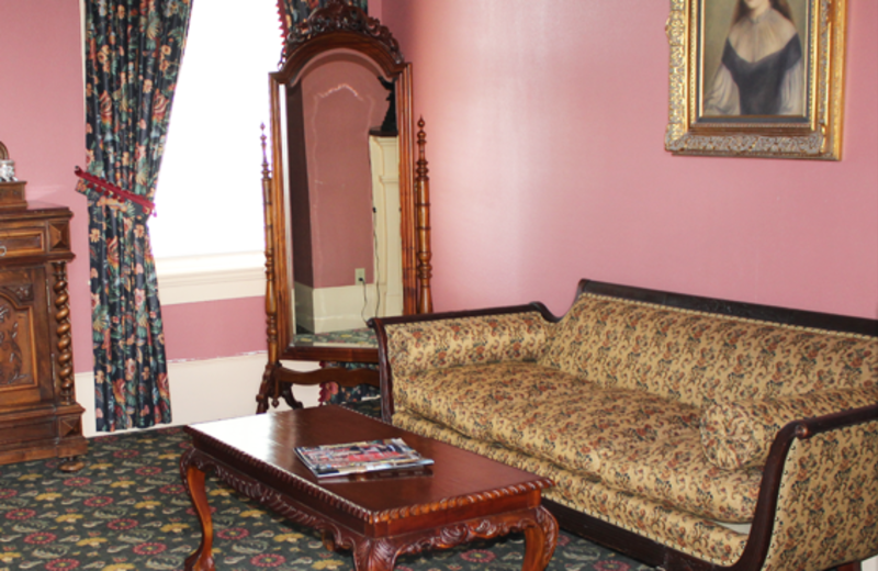 Guest sitting area at Ye Kendall Inn.