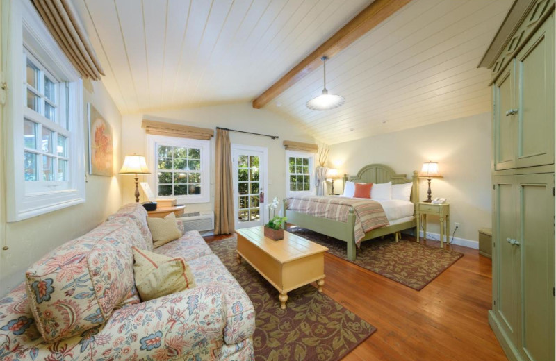 Guest room at Cottages Of Napa Valley.