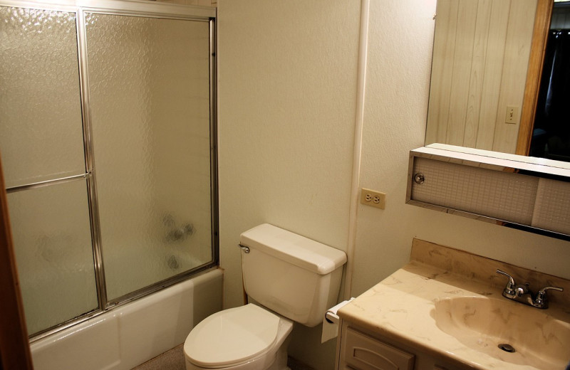 Guest bathroom at Lynnhurst Family Resort.