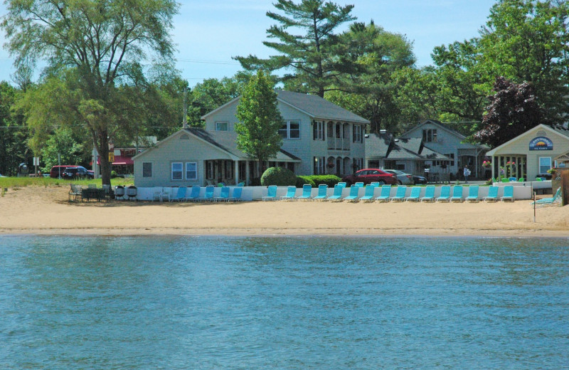 Exterior view of Lakeshore Resort TC.