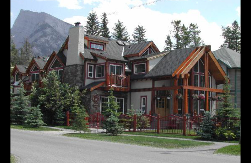 Exterior view of Thea's House Bed & Breakfast.