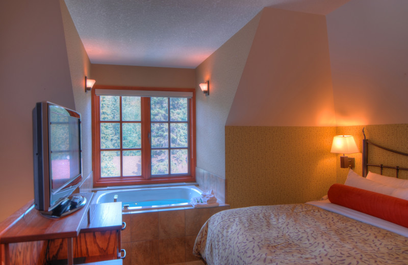 Guest room at Banff Caribou Lodge & Spa.