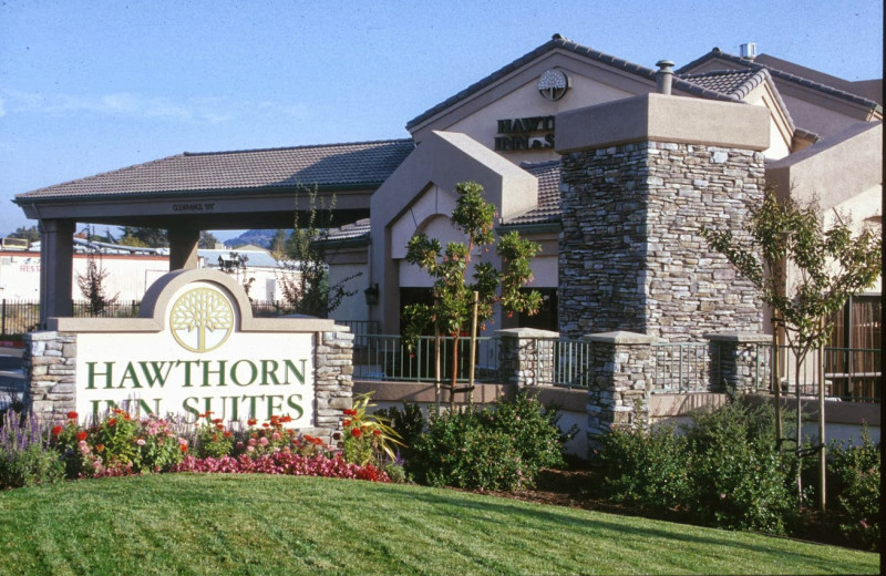 Exterior view of Hawthorn Inn & Suites.