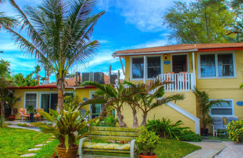 Exterior view of Angelinos Sea Lodge.