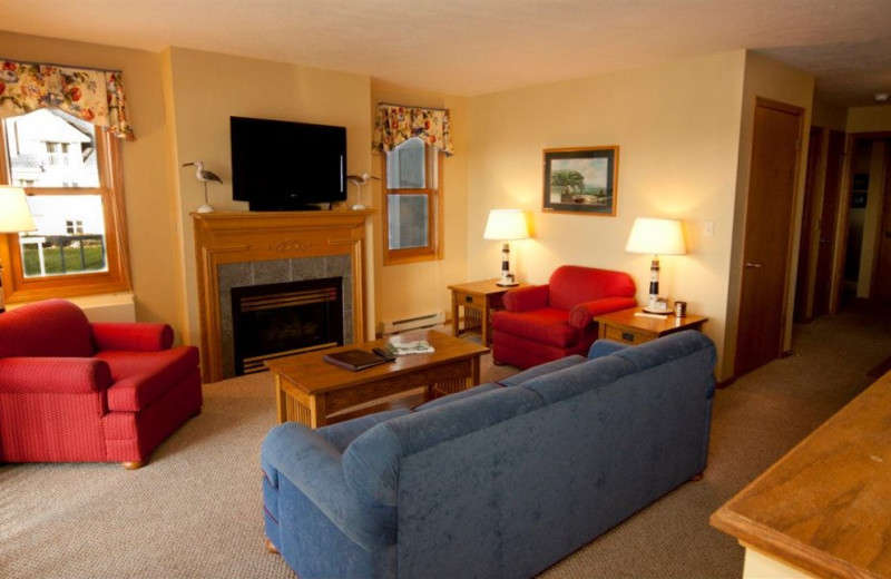 Fireplace living room at Westwood Shores Waterfront Resort.