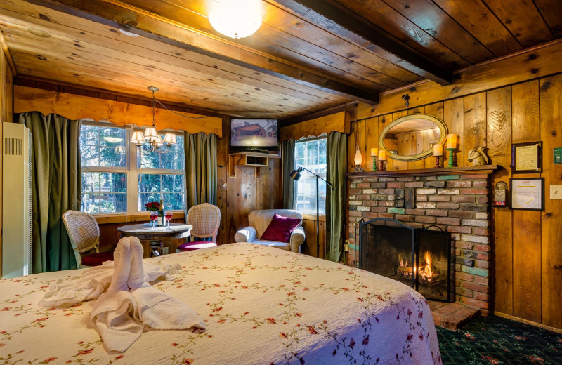 Cabin bedroom at Arrowhead Pine Rose Cabins.