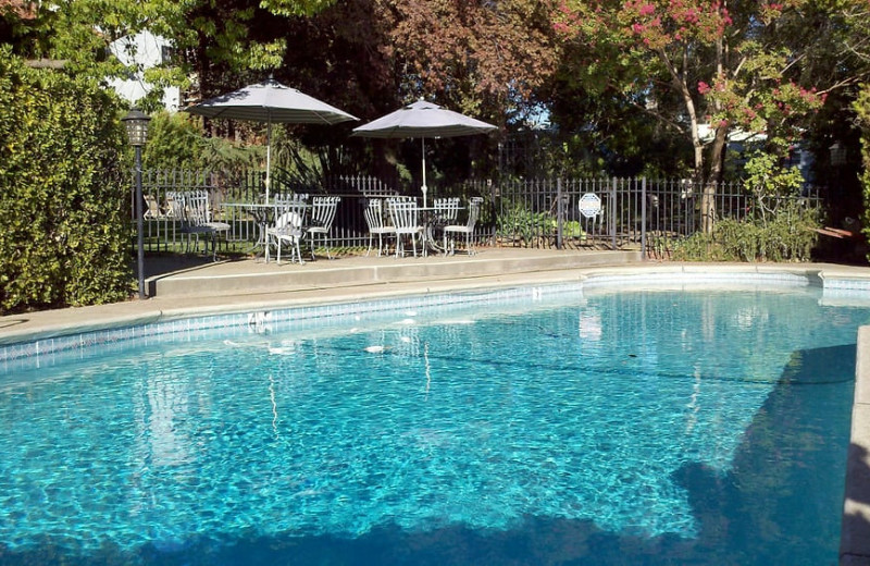 Outdoor pool at El Campo Casa Resort Motel.