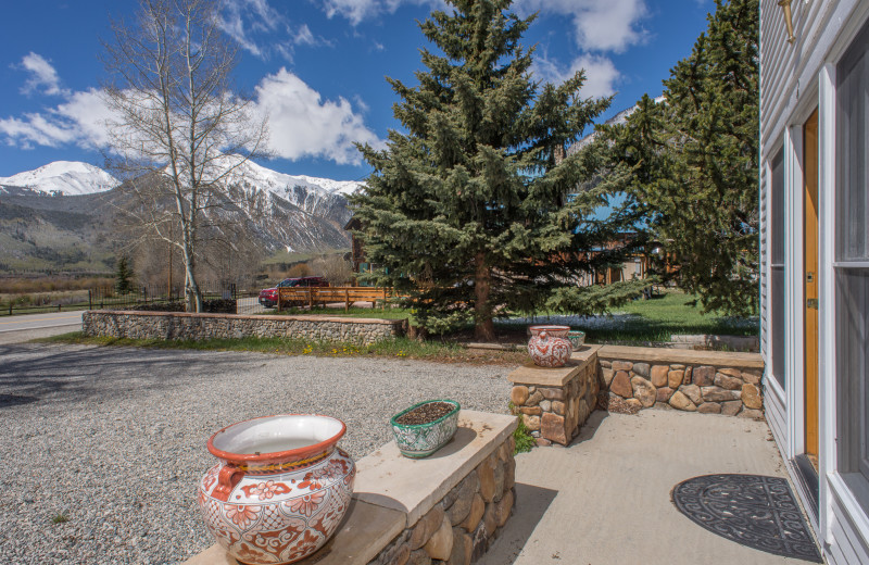 Patio at Twin Lakes Roadlodge.