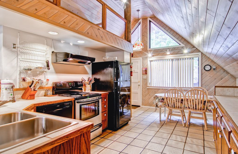 Rental kitchen at Yosemite's Scenic Wonders.