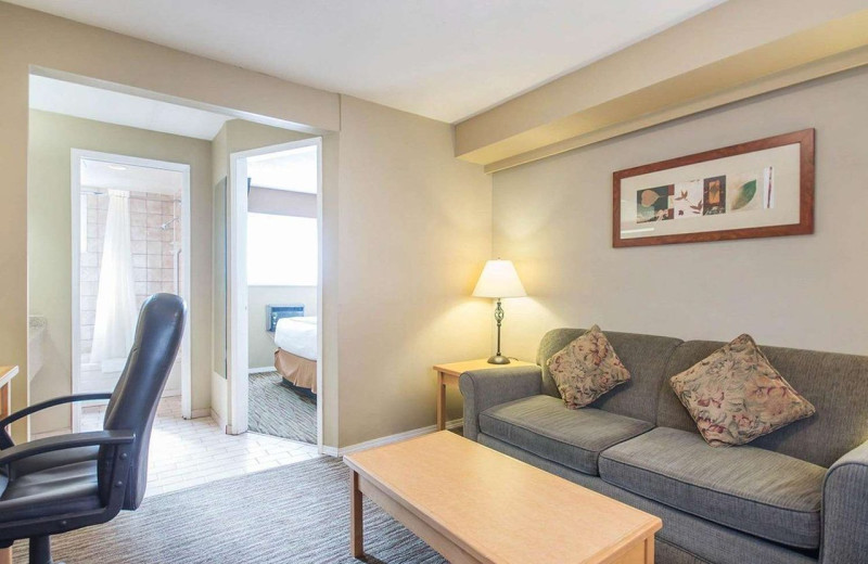 Econo Lodge Inn & Suites (North Vancouver, WA) - Resort Reviews