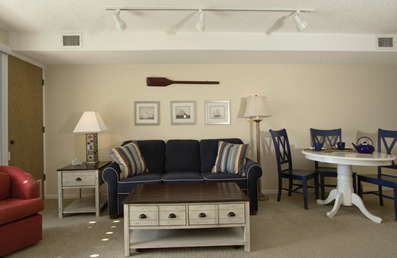 Guest living room at Edgewater Inn on the Harbor.