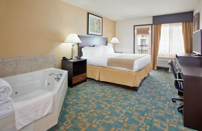 King jacuzzi suite at Branson 76 Central Holiday Inn Express.