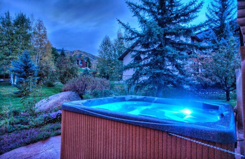 Rental hot tub at Retreatia.com.