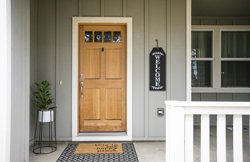 Rental exterior at Sisters Vacation Rentals.