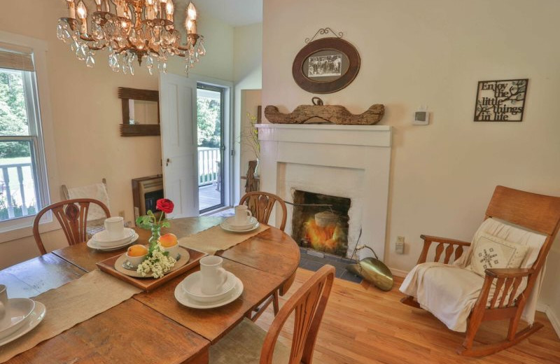 Rental dining room at Blue Sky Cabin Rentals.