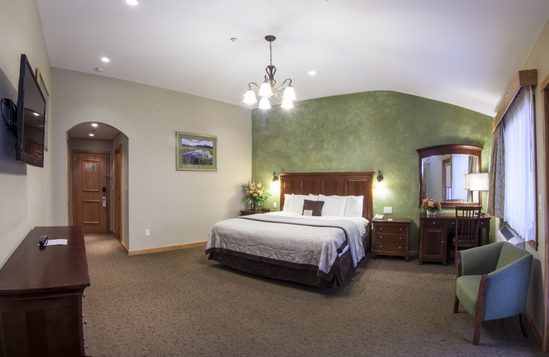 Guest bedroom at Golden Arrow Lakeside Resort.