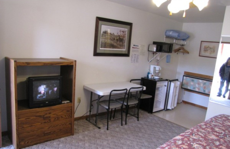 Guest room at Black Hills Cabins & Motel at Quail's Crossing.