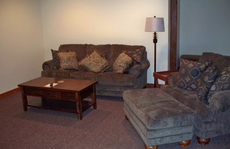 Guest living room at Canyon Lake Resort.