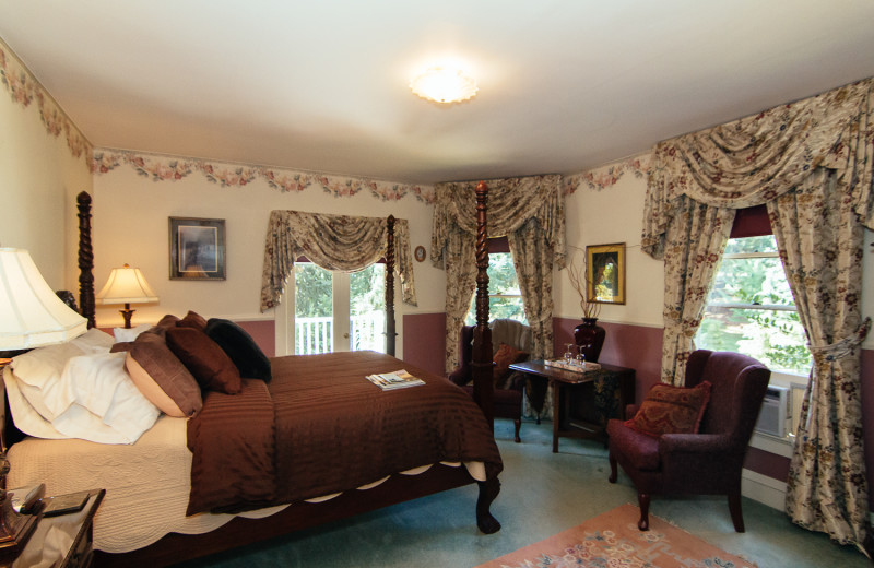 Guest room at Dundee Manor Bed 