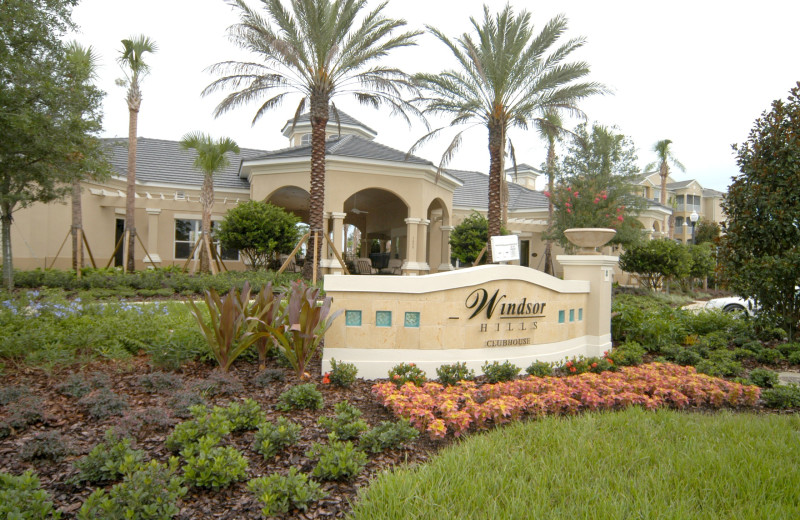 Outdoor community pool and spa at Elite Vacation Homes.