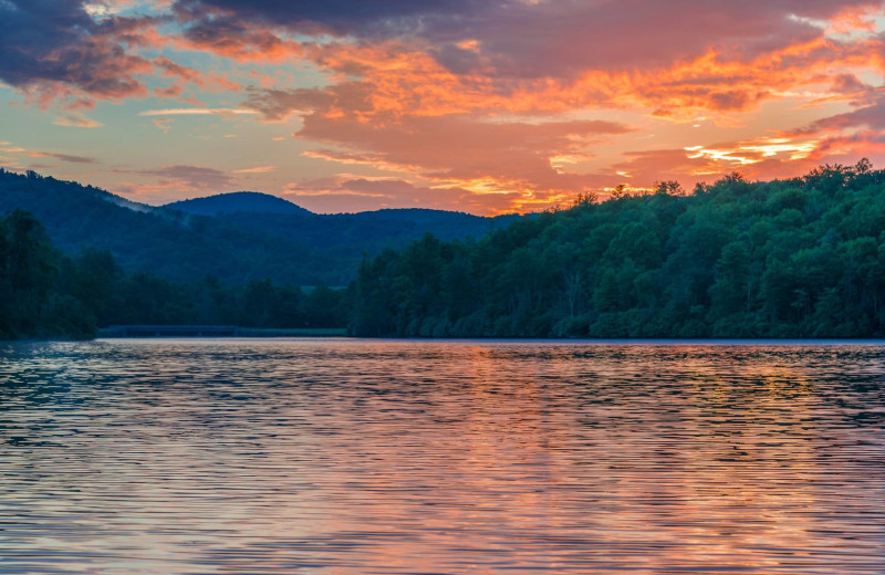 Lake and mountains at Mountain Vista Rentals.