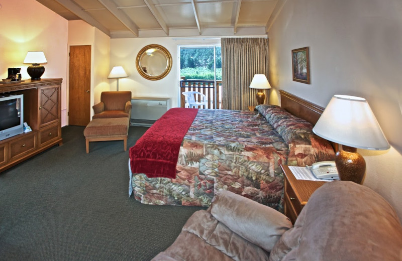 Guest room at Alpine Trail Ridge Inn.