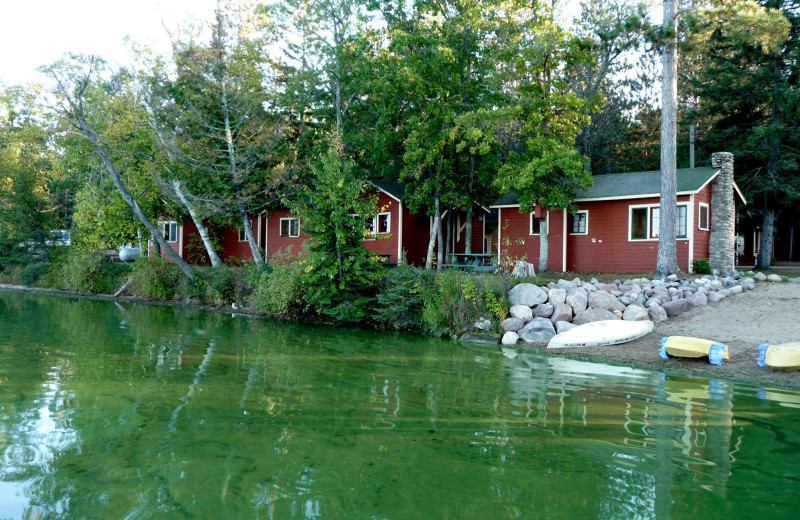 Lakeside cabins at Anderson's Starlight Bay Resort.