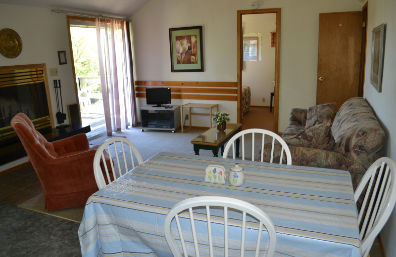 Cottage living room at Highland View Resort.