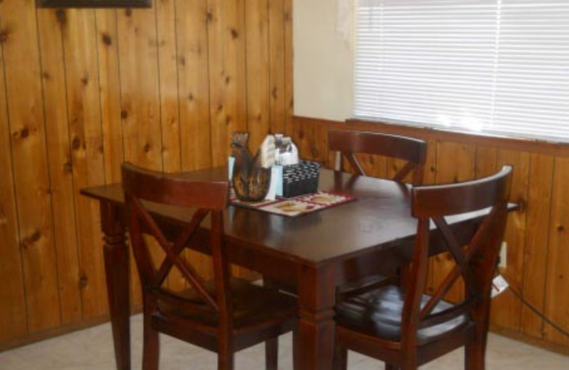 Cottage dining area at Blue Horizon Lodge.