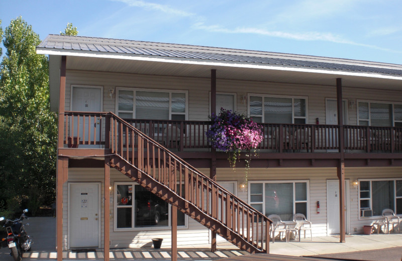 Exterior view of Grizzly Peaks Condominums.