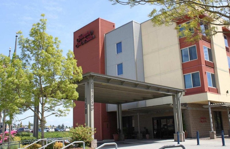 Exterior view of Hampton Inn & Suites Bremerton, WA.