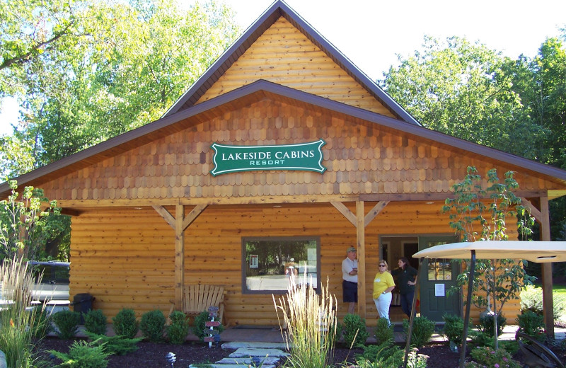 Exterior view of Lake Cabins Resort.