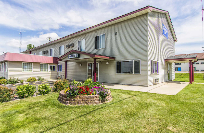 Exterior view of Rodeway Inn - Fergus Falls.