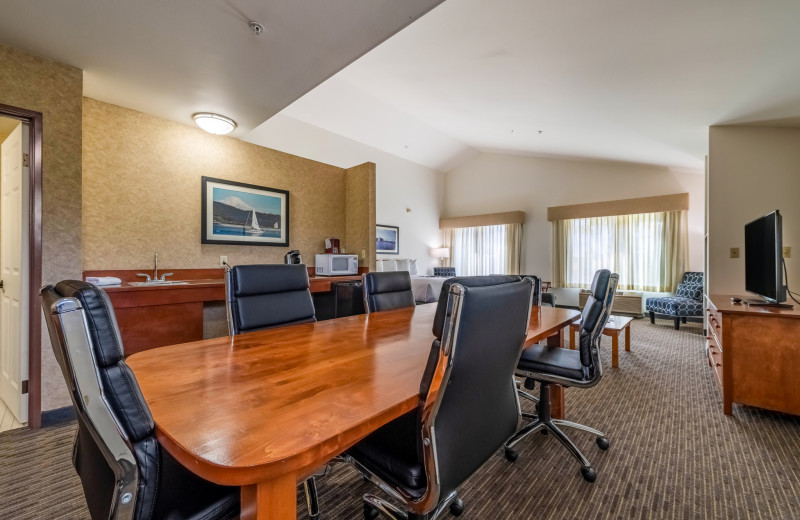 Guest room at The INN at Gig Harbor.