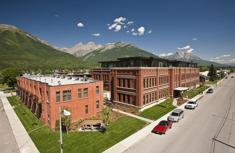 2, 3 and 5 bedroom units with incredible views. Also, 3 penthouse suites to rent.