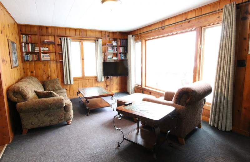 Guest living room at Ruttger's Bay Lake Lodge.